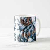 Mug Bouges de pins couverts de neige, aiguilles et côn (Devant droit)
