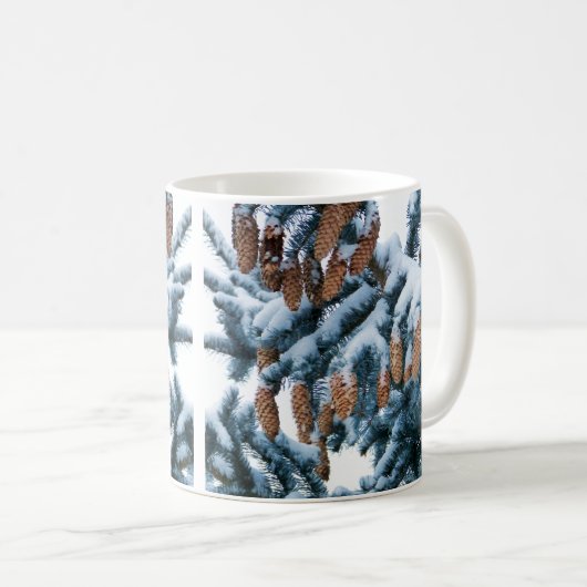 Mug Bouges de pins couverts de neige, aiguilles et côn (Devant droit)