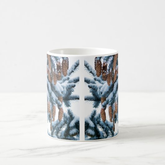 Mug Bouges de pins couverts de neige, aiguilles et côn (Centre)