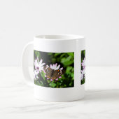 Mug Boukeye papillon sur les fleurs violettes (Devant gauche)