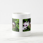 Mug Boukeye papillon sur les fleurs violettes (Centre)