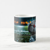 Mug Boule de soccer sur le terrain humide vide (Centre)