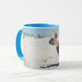 Mug Bouledogue français sur la plage (Devant gauche)