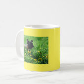 Mug Bouledogue français sur pelouse Bouledogue françai (Devant gauche)