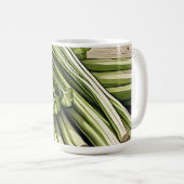 Mug Bouquet de céleri frais sur bois (Devant droit)