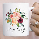 Mug Bouquet floral rose de Bourgogne Nom du script<br><div class="desc">La tasse à café personnalisée est dotée d'un monogramme moderne et élégant, avec un bouquet boho fleuri et une belle cascade de fleurs, y compris des roses, des dahlias, des fleurs de pivoines et de la verdure, dans une magnifique palette automnale de rouge bordeaux, jaune doré, orange pêche, rose roux...</div>