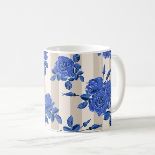 Mug Bouquets bleus de roses sur un arrière - plan rayé (Devant droit)