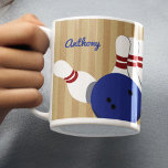 Mug Bowling Ball et Pins Personnalisé<br><div class="desc">Créez un cadeau personnalisé pour votre bowler préféré lorsque vous ajoutez leur nom à cette tasse à café. Des illustrations de style réaliste de pin's de bowling et de boule de bowling bleu sont positionnées contre un arrière - plan rayé bronzé avec un spot pour ajouter un nom en écriture...</div>