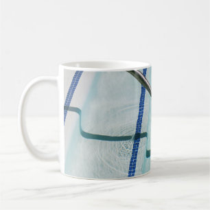Mug Bracelet noir sur piscine bleue