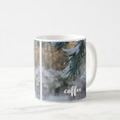 Mug Branches de pin couvertes de neige (Devant droit)