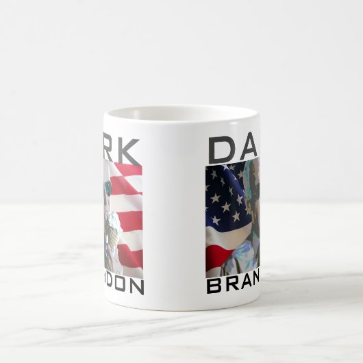 Mug Brandon foncé mangeant de la crème glacée (Centre)