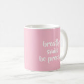 Mug Breathe Smile Be Present Pink Affirmation Quote (Devant droit)