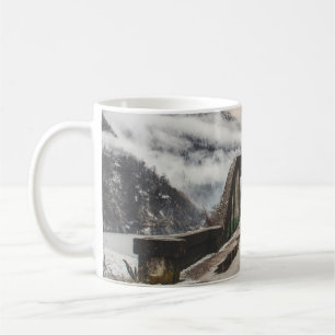 MUG BRIDE ARCHE EN BÉTON GRIS PRÈS DE L'ARBRE SANS FEU