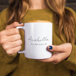 Mug Bridesmaid | Bachelorette de script minimaliste mo<br><div class="desc">Cette conception personnalisée de Bridesmaid comprend une typographie manuscrite de script. Vous pouvez facilement personnaliser le nom et le titre ou ajouter votre message personnalisé ! L'accessoire parfait pour une proposition de femme de chambre ou de bachelorette!</div>