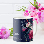 Mug Bridesmaid cadeaux personnalisés nom marine bleu r<br><div class="desc">Cadeaux de demoiselles personnalisées nom marine rose rose rose floral tasse à café,  fait un beau cadeau de souvenir pour les filles de la fête de mariée.</div>