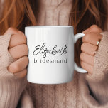 Mug Bridesmaid Moderne Minimaliste Script Bachelorette<br><div class="desc">Faites plaisir à vos serveuses d'honneur avec notre cadeau de Bachelorette Coffee Cup "Bridesmaid Modern Minimalist Script", un gage d'appréciation chic et pratique. Cette tasse de café mêle harmonieusement esthétique contemporaine et charme minimaliste, ce qui en fait le parfait souvenir de votre fête de mariée. Conçu avec soin, il présente...</div>