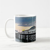 Mug Brighton Pier et ciel nuageux Peinture numérique  (Gauche)