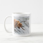 Mug Brown Bear Catches Red Salmon (Gauche)
