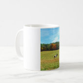 Mug Brown & cheval blanc, arbres d'automne, ciel bleu (Devant gauche)