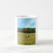 Mug Brown & cheval blanc, arbres d'automne, ciel bleu (Centre)