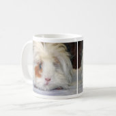 Mug Buff and White, Lunkarya Guinée Pig Face Closeuse (Devant gauche)