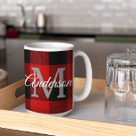 Mug Buffalo rouge abattu | Initiale personnelle | Cade<br><div class="desc">Enveloppez vos proches dans la chaleur et le charme du Red Buffalo Plaid classique avec une touche personnelle. Que ce soit pour un anniversaire,  un anniversaire ou juste pour montrer à quelqu'un qui vous tient à coeur,  ce cadeau personnalisable fera certainement une impression durable.</div>