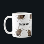 Mug Bugs Brown Stink Funny Déplaisant Personnalisé<br><div class="desc">Créez le cadeau parfait pour quelqu'un qui aime les insectes ou un drôle de cadeau de bâillon pour quelqu'un qui déteste les insectes puants. Cette tasse présente des illustrations de style réaliste de bogues puants marmorés brun qui pourraient grossir les buveurs de café. Il est prêt à être personnalisé avec...</div>