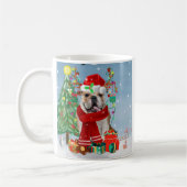 Mug Bulldog anglais en neige avec cadeaux de Noël (Gauche)