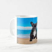Mug Bulldog Français Assis Sur La Plage (Devant gauche)