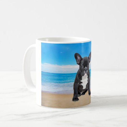 Mug Bulldog Français Assis Sur La Plage (Devant gauche)