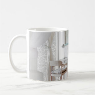 MUG BUREAU VIDE PRÈS DU RIDEAU