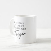 Mug Ça ne devient pas plus facile de se renforcer (Devant gauche)