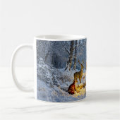 Mug Cabane de forêt enneigée avec chouette, cerf et re (Gauche)