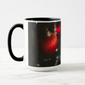 Mug Câbles de Noël rouge glamour foncé et guirlande (Gauche)