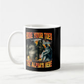 Mug Cachez vos orteils, l'Alpha est là M drôle (Gauche)