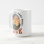 Mug Cadeau d'aventure de randonnée où vous vous sentez (Devant gauche)
