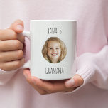 Mug Cadeau de grand-mère personnalisé | Visage de gran<br><div class="desc">Plaisir grand-mère avec un cadeau personnalisé et sincère avec la photo du visage de son petit-enfant ! Ce gardien unique est parfait pour les anniversaires, les vacances, ou juste pour montrer à quel point vous vous souciez. Créez un cadeau réfléchi et sentimental qui célèbre son amour pour la famille et...</div>