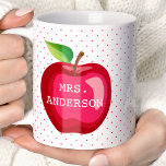 Mug Cadeau de l'enseignant Apple Pois personnalisés<br><div class="desc">Cadeau de l'enseignant d'Apple Boug de café Pois personnalisé. Un joli cadeau d'appréciation de l'enseignant avec une pomme rouge et un pois. Fait le cadeau de Noël parfait pour enseignant. Personnalisez ce design personnalisé avec votre propre nom ou texte.</div>