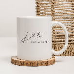 Mug Cadeau minimaliste moderne de servante d'accueil<br><div class="desc">Tasse-cadeau conçue sur mesure pour femme de chambre avec design moderne noir et blanc avec nom de script personnalisé.</div>