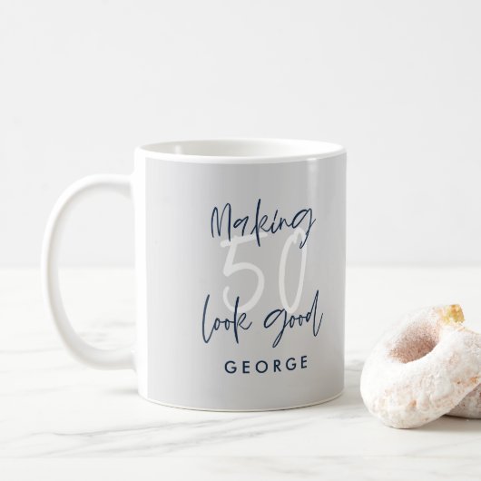 Mug Cadeau moderne gris et bleu marine à 50 ans (Avec donut)