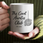 Mug Cadeau personnalisé main dessinée Cool Tante Soeur<br><div class="desc">Présentez la tasse Cool du Club-Tante - votre façon parfaite de partager les nouvelles passionnantes de votre grossesse avec votre soeur, votre meilleure amie ou votre belle-soeur! Ce charmant et unique tasse, personnalisé avec leur nom et l'année, est un inoubliable spectacle. Imaginez l’apparence de surprise et de plaisir en découvrant...</div>