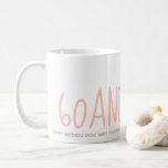 Mug Cadeau personnalisé Pink 60 et Sassy 60th Birthday<br><div class="desc">Moderne 60 et Sassy 60th Birthday mug avec typographie élégante en rose pastel et votre message personnel. Ajoutez simplement vos voeux d'anniversaire customisés ! Conçu exclusivement pour vous par Happy Dolphin Studio. Si vous avez besoin d'aide ou de produits correspondants, veuillez nous contacter à happydolphinstudio@outlook.com . Nous sommes heureux de...</div>