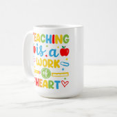 Mug Cadeau pour enseignant : enseigner est une œuvre d (Devant gauche)
