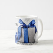 Mug Cadeaux de Noël bleus et argentés (Devant droit)