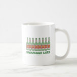 MUG CADEAUX DRÔLES DE CHANUKAH HANOUKKA LITES<br><div class="desc">DONNEZ CES CADEAUX DE HANOUKKA LITES À VOS BUVEURS PRÉFÉRÉS QUE L'OMS APPRÉCIENT L'HUMOUR JUIF.</div>