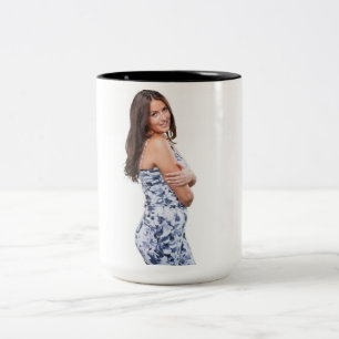 Mug café jeune femme souriante