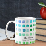 Mug café vert de l'enseignant personnalisé<br><div class="desc">Cette tasse à café est décorée d'un motif couleur vert et turquoise et est dédiée au meilleur professeur du monde. Facile à personnaliser. Pour modifier davantage, utilisez l'outil de conception pour modifier la police, la taille de police ou la couleur. Parce que nous créons notre oeuvre, vous ne trouverez pas...</div>