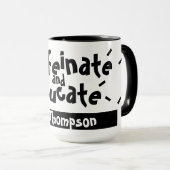 Mug Caffeinate et Educate Funny Dire le nom de l'ensei (Devant droit)