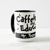 Mug Caffeinate et Educate Funny Dire le nom de l'ensei (Devant gauche)
