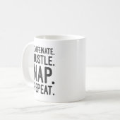 Mug Caffeinate Hustle Nap Répétition - Drôle Motivatio (Devant gauche)